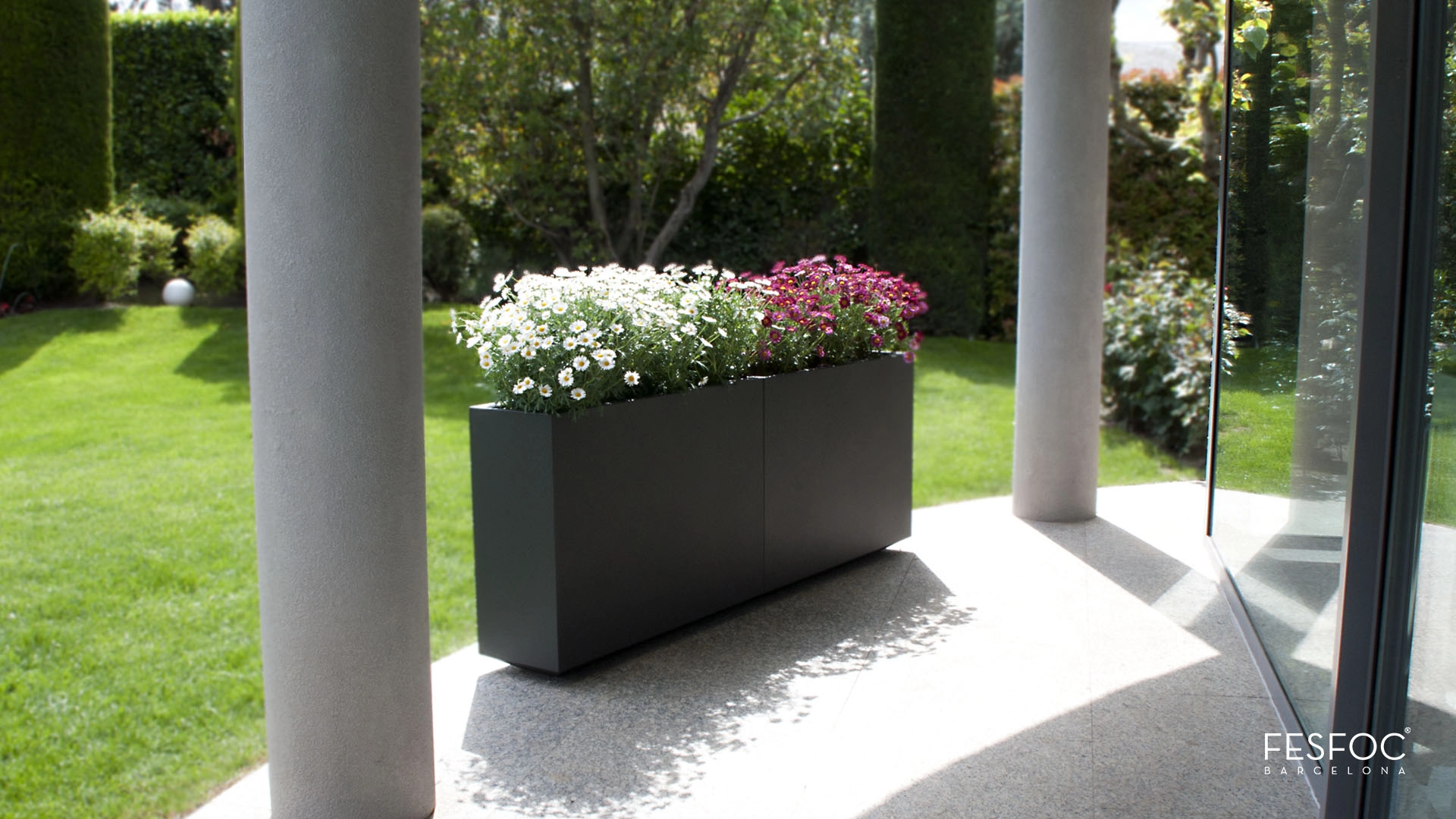 macetas de exterior con flores