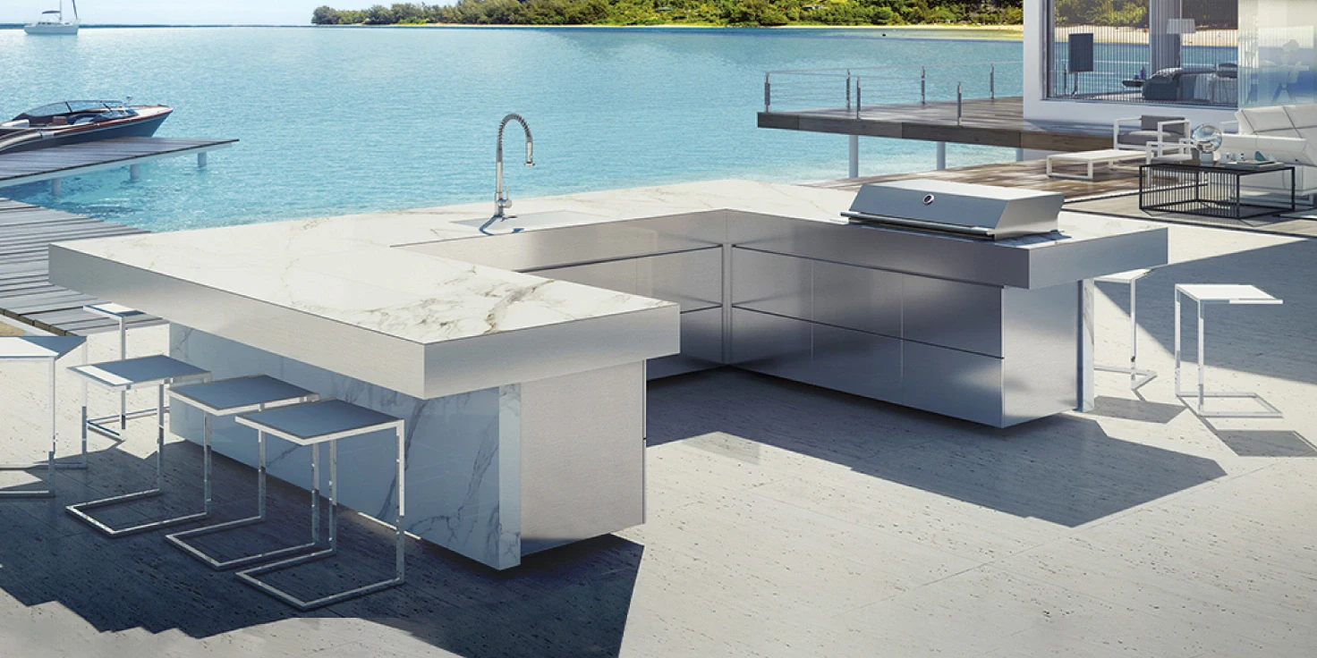 cocina exterior con barra de bar