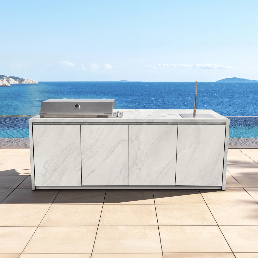 cocina exterior con piscina