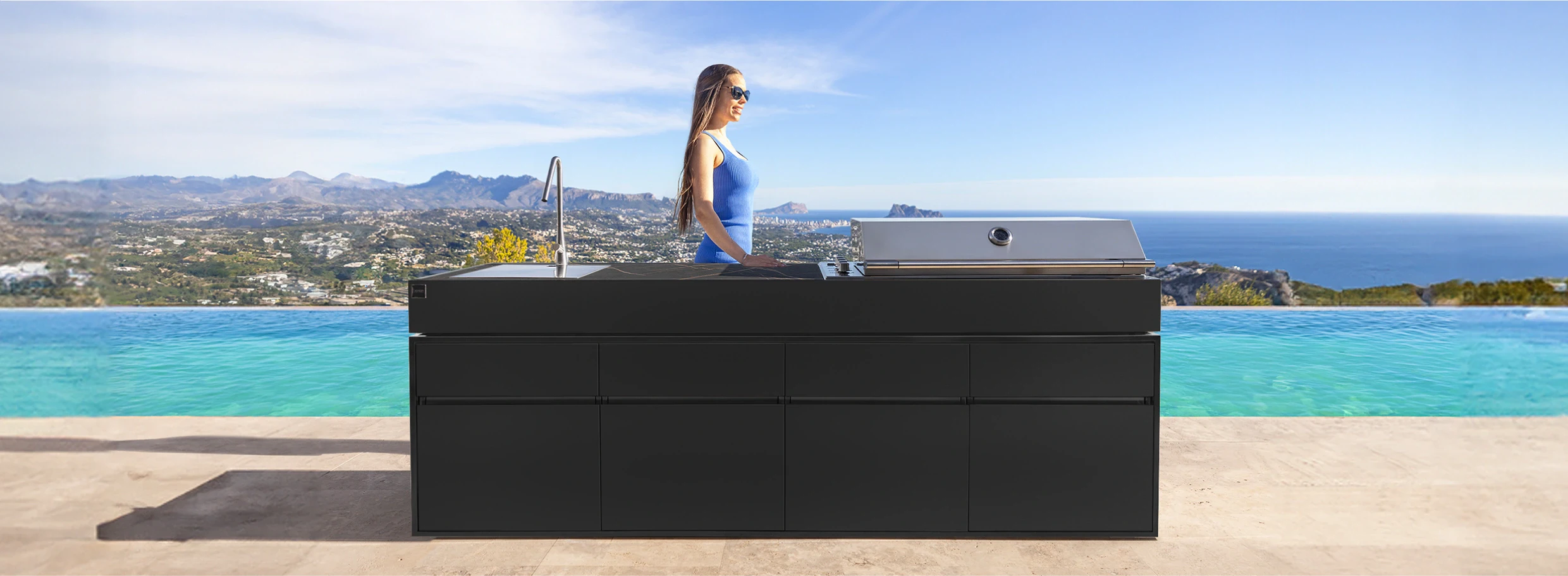 cocina exterior con piscina