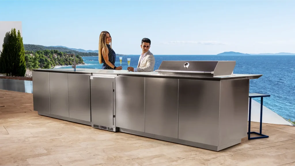cocina al aire libre de acero inoxidable con encimera y barbacoa integrada de máxima calidad frente al mar