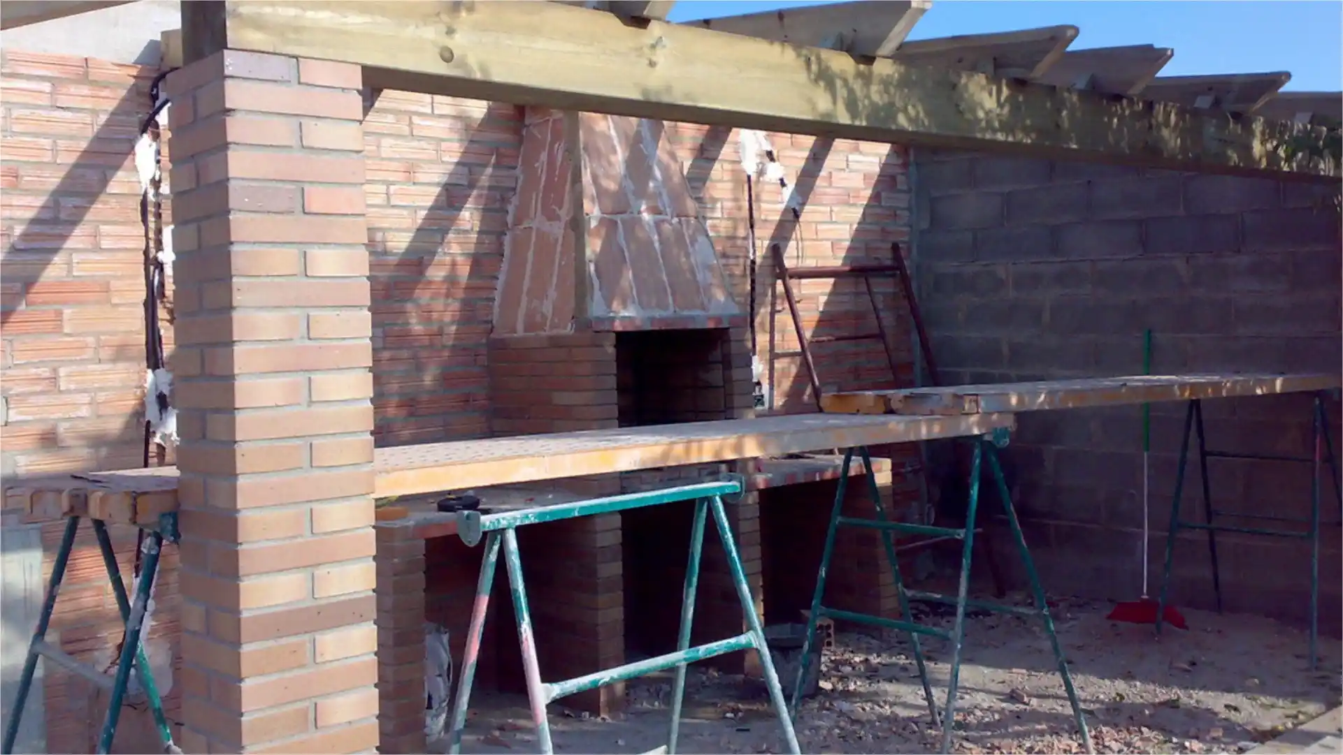 barbacoa de obra con chimenea