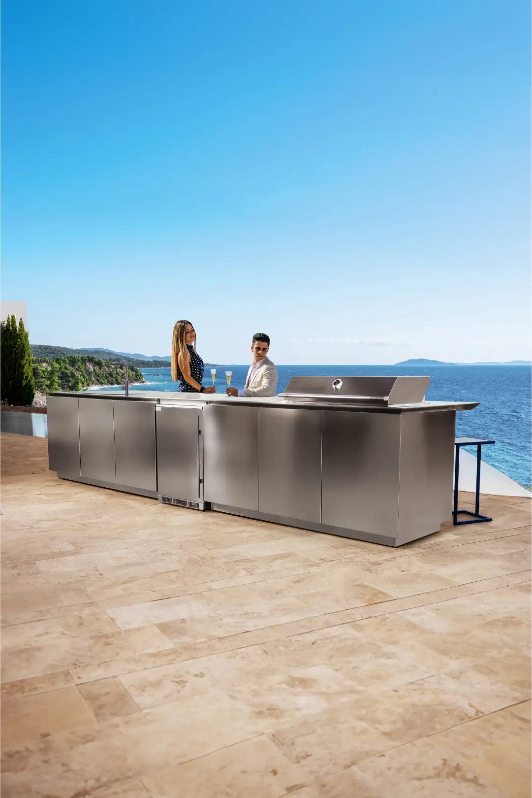 cocina al aire libre de acero inoxidable con encimera y barbacoa integrada de máxima calidad frente al mar