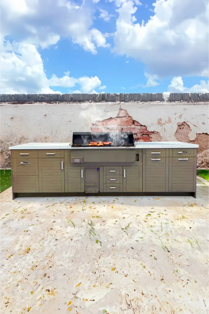 Cocina al aire libre de madera con parrilla integrada y muebles de almacenamiento, instalada en un espacio exterior y expuesta a la intemperie.